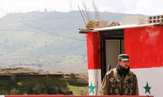 Một binh sĩ Syria tại một điểm kiểm soát. Ảnh: Reuters.