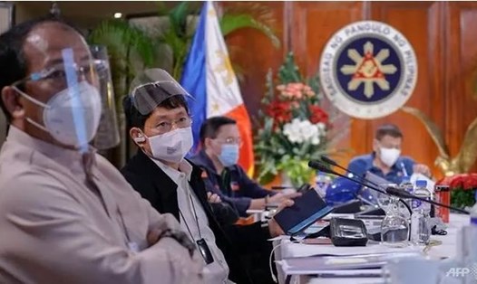 Bộ trưởng Nội vụ Philippines Eduardo Año (thứ hai từ trái sang) đã có kết quả xét nghiệm dương tính với SARS-CoV-2, 5 tháng sau lần mắc đầu tiên. Ảnh: AFP
