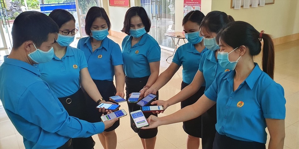 Đoàn viên Công đoàn cơ sở Liên đoàn Lao động tỉnh Lai Châu cài đặt và sử dụng ứng dụng Bluezone trên điện thoại. Ảnh: Xuân Nghĩa