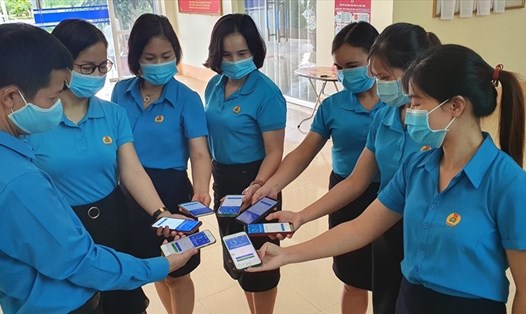 Đoàn viên Công đoàn cơ sở Liên đoàn Lao động tỉnh Lai Châu cài đặt và sử dụng ứng dụng Bluezone trên điện thoại. Ảnh: Xuân Nghĩa