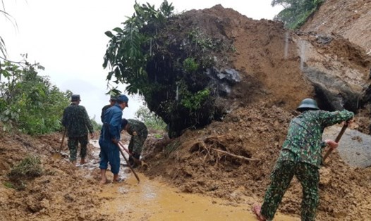Bộ đội Biên phòng tỉnh Lào Cai dọn dẹp đất đá để thông đường tạm thời. Ảnh: T.D