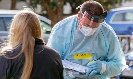 Nhân viên y tế tiến hành kiểm dịch COVID-19 ở Auckland, New Zealand. Ảnh: AFP