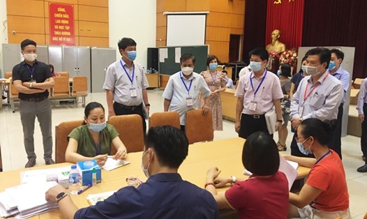 Thứ trưởng Bộ GDĐT Nguyễn Hữu Độ kiểm tra công tác chấm thi tại Hà Nội. Ảnh: Thống Nhất