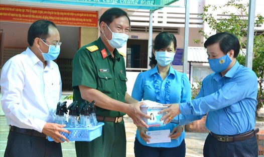 Chủ tịch LĐLĐ tỉnh Kiên Giang Trần Thanh Việt tặng quà cho lực lượng làm nhiệm vụ phòng, chống dịch trên tuyến biên giới. Ảnh: LT