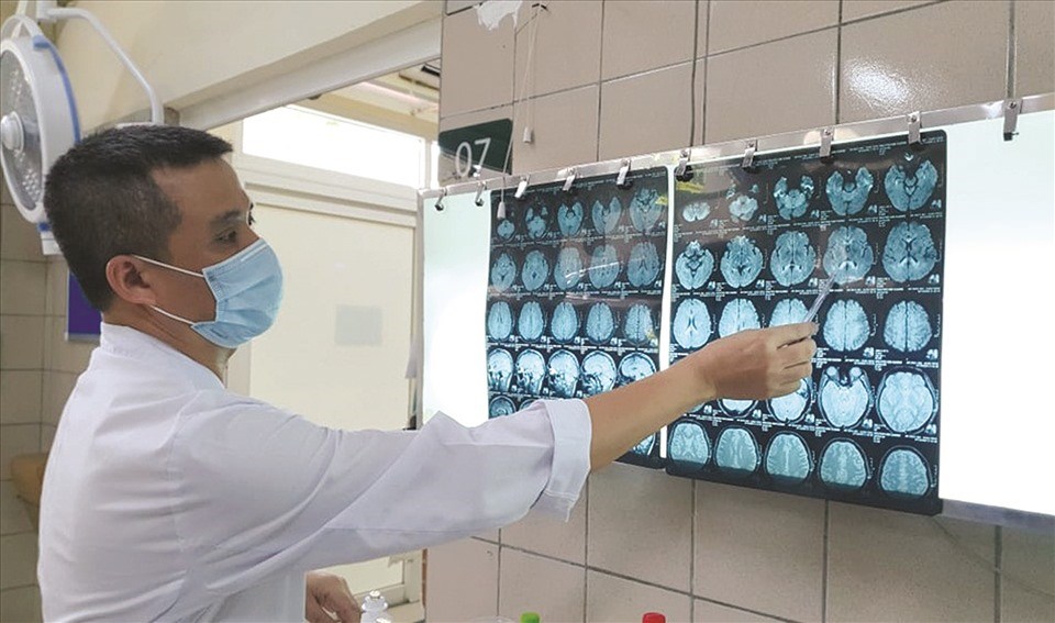 TS.BS Nguyễn Trung Nguyên - Giám đốc Trung tâm Chống độc (Bệnh viện Bạch Mai) xem phim cộng hưởng từ chụp sọ não người bệnh. Ảnh H.L TS.BS Nguyễn Trung Nguyên - Giám đốc Trung tâm Chống độc (Bệnh viện Bạch Mai) xem phim cộng hưởng từ chụp sọ não người bệnh. Ảnh H.L