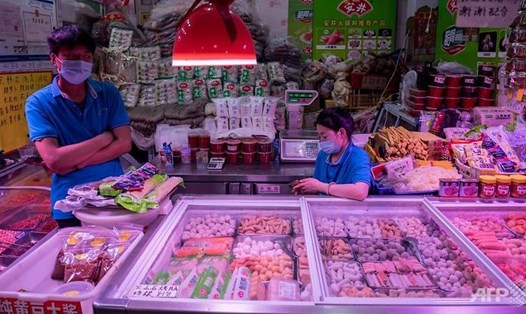 Một quầy hàng bán thịt viên và hải sản viên đông lạnh tại một chợ ở Bắc Kinh, Trung Quốc, ngày 20.6. Ảnh: AFP