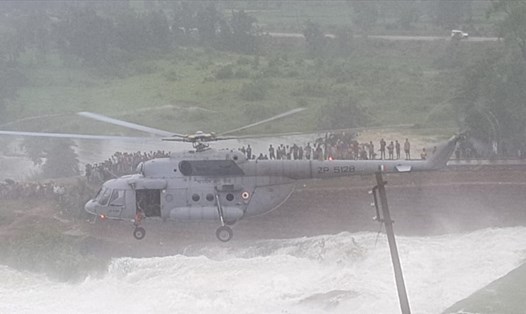 Trực thăng của không quân Ấn Độ giải cứu người mắc kẹt giữa dòng nước xiết. Ảnh: Cảnh sát  Bilaspur.