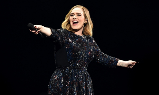 Adele tiếp tục lỡ hẹn với khán giả bởi dịch COVID-19. Ảnh:Mnet.