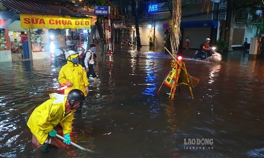 Trận mưa lớn vào chiều và tối 17.8 khiến nhiều tuyến phố ở Hà Nội ngập trong biển nước. Ảnh Giang Quang