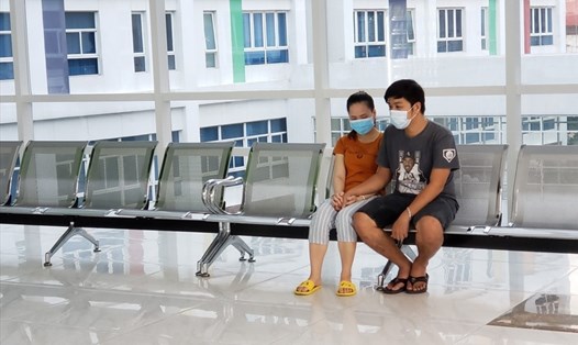 Hai vợ chồng chị Hạnh Thuý trong lúc chờ đợi ca mổ tách hai bé song sinh Trúc Nhi - Diệu Nhi. Ảnh: Bệnh viện Nhi đồng TPHCM