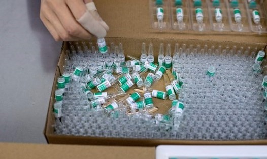 Giá vaccine COVID-19 do Trung Quốc bào chế dự kiến khoảng 144,27 USD cho 2 mũi tiêm. Ảnh: AFP