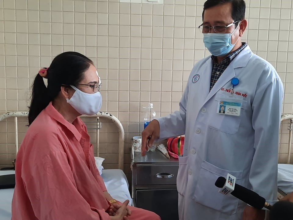 Tìm lại ánh sáng cho hai bệnh nhân nhờ ghép giác mạc. Ảnh: Anh Nhàn Tìm lại ánh sáng cho hai bệnh nhân nhờ ghép giác mạc. Ảnh: Anh Nhàn