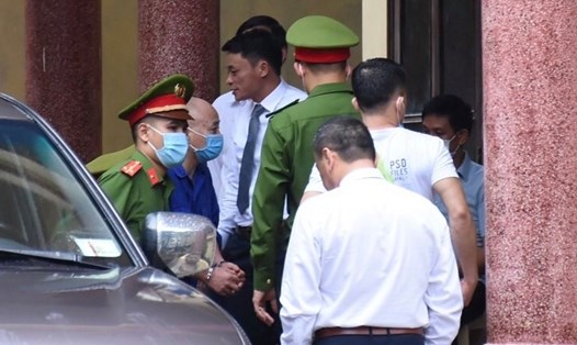 Nguyễn Xuân Đường bị áp giải sau phiên tòa. Ảnh: MD