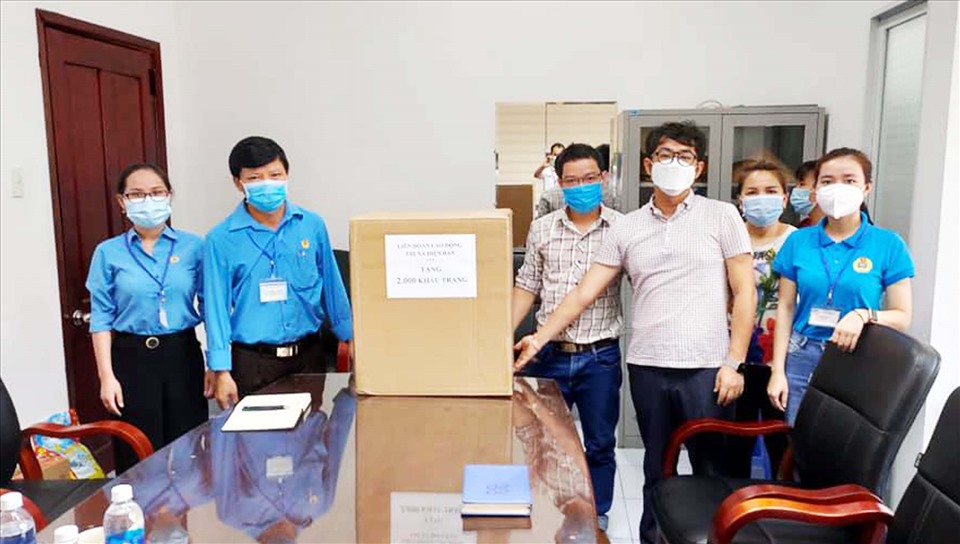 LĐLĐ Thị xã trao 2.000 khẩu trang cho Công ty TNHH WooChang Việt Nam.