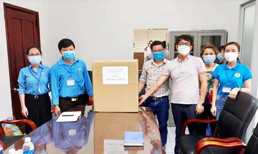 LĐLĐ Thị xã trao 2.000 khẩu trang cho Công ty TNHH WooChang Việt Nam.