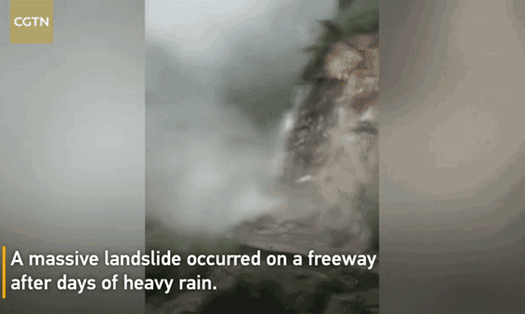 1.000 mét khối đất đổ ập xuống đường cao tốc. Ảnh: CGTN