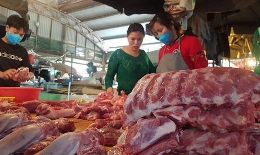 Dự báo giá thịt lợn tiếp tục giảm trong tuần tới khi giá lợn hơi được điều chỉnh giảm. Ảnh: Vũ Long