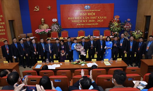 Ban chấp hành Đảng bộ Tổng LĐLĐVN khoá XXVII, nhiệm kỳ 2020-2025 ra mắt đại hội. Ảnh: Hải Nguyễn.