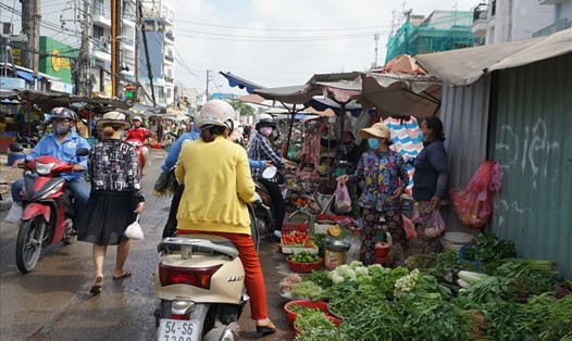 Chợ tự phát giữa công trường mở rộng đường Nguyễn Xí (quận Bình Thạnh, TPHCM).  Ảnh: Minh Quân