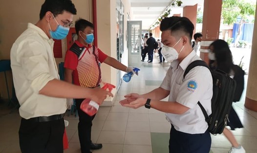 Học sinh TPHCM rửa tay sát khuẩn khi đến trường. Ảnh: Anh Nhàn