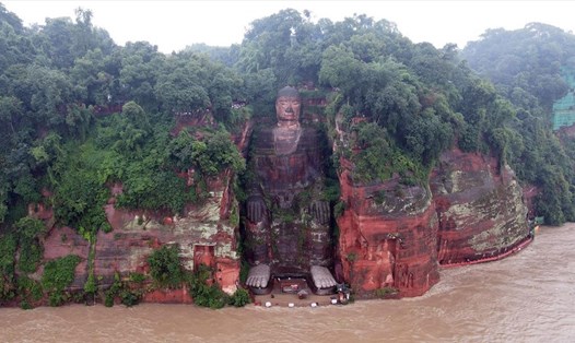 Lũ lụt Trung Quốc dâng tới chân tượng Phật khổng lồ ở Tứ Xuyên. Ảnh: Bloomberg.