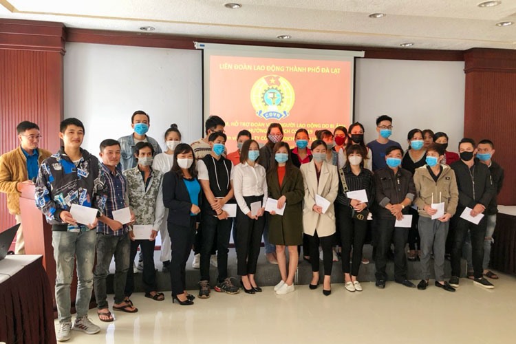 Đồng chí Đinh Thị Thùy Dương - Phó Chủ tịch LĐLĐ Tp. Đà Lạt trao tiền hỗ trợ các đoàn viên, người lao động - Ảnh Thy Vũ