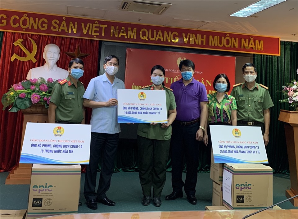 Ban Chấp hành Công đoàn CAND tiếp nhận ủng hộ từ các đơn vị trong Khối Công đoàn Ngành Trung ương. Ảnh: TK