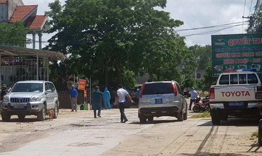 Lực lượng chức năng TP. Sầm Sơn tiến hành phun thuốc khủ trùng tại khu phố bệnh nhân 748 sinh sống. Ảnh: Q.D