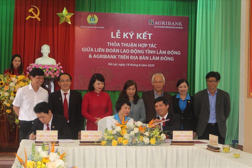 Thực hiện nghi thức ký kết thỏa thuận hợp tác - Ảnh Hồng Ngọc