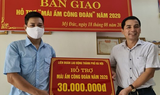 Phó Chủ tịch Liên đoàn Lao động thành phố Hà Nội Lê Đình Hùng (phải) bàn giao kinh phí xây dựng nhà Mái ấm Công đoàn. Ảnh: Ngọc Ánh