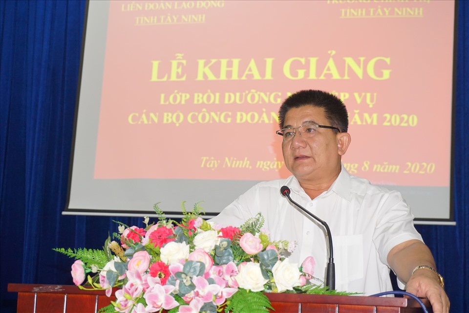 Đồng chí Võ Văn Dũng – Chủ tịch LĐLĐ tỉnh phát biểu khai giảng lớp tập huấn. Ảnh Quốc Tiến