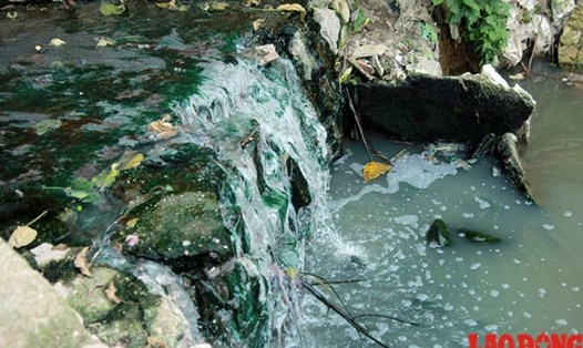 Sông Nhuệ đen kịt, hôi thối, độc hại vì phải gánh lượng nước thải ô nhiễm do mật độ dân cư tăng cao và ảnh hưởng bởi việc xả thải từ các làng nghề. Ảnh: C.N/LĐO