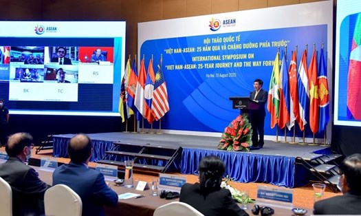 Phó Thủ tướng, Bộ trưởng Ngoại giao Phạm Bình Minh phát biểu khai mạc hội thảo. Ảnh: TG&VN.