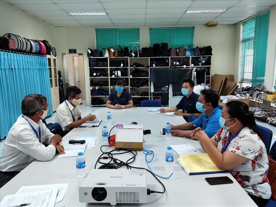 Đoàn khảo sát tại CĐCS doanh nghiệp trực thuộc Công đoàn Khu kinh tế tỉnh. Ảnh LĐLĐ Tây Ninh