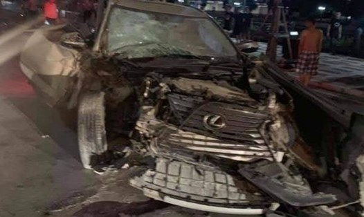 Xe Lexus hư hỏng nặng sau khi gây tai nạn liên hoàn ở phố đi bộ Hải Phòng. Ảnh CTV