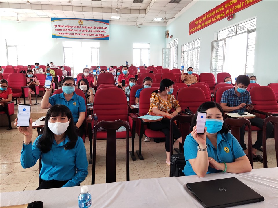 Hưởng ứng “Tuần lễ ra quân” cài đặt ứng dụng Bluezon. Ảnh LĐLĐ Tây Ninh cung cấp