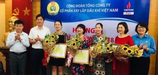 Đồng chí Nguyễn Mạnh Kha – Phó Chủ tịch Công đoàn Dầu khí Việt Nam trao Bằng khen cho Tập thể và cá nhân đạt danh hiệu Nữ công xuất sắc trong nửa nhiệm kỳ qua. Ảnh: CĐ TCty