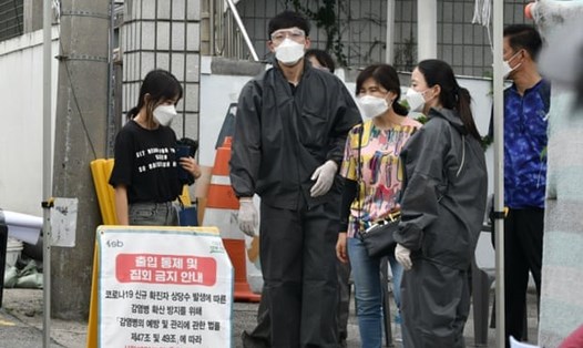 Một trạm kiểm soát hạn chế ra vào nhà thờ Sarang Jeil ở Seoul, Hàn Quốc hôm 17.8. Ảnh: AFP.