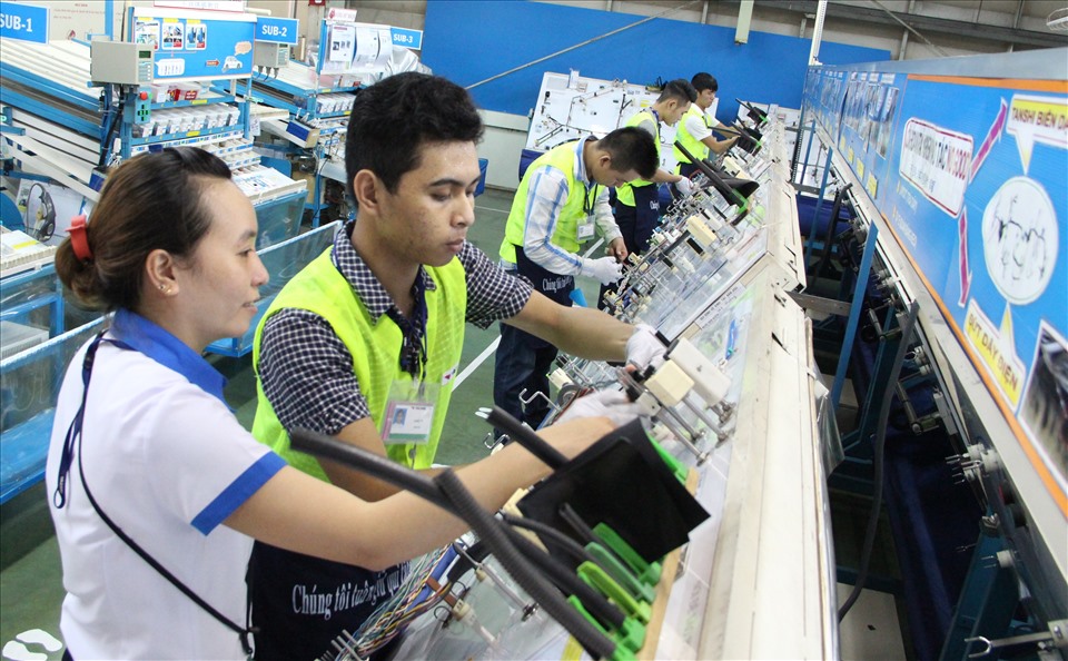 Nhiều công ty trong lĩnh vực điện, điện tử ở Bình Dương đang có nhu cầu tuyển dụng hàng trăm lao động. Ảnh: Đình Trọng
