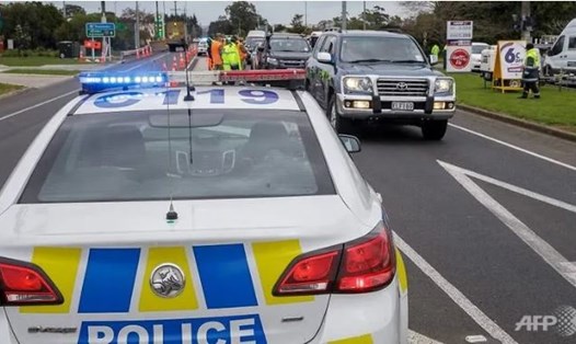 Cảnh sát và nhân viên quân sự kiểm tra các phương tiện rời thành phố tại một trạm kiểm soát ở biên giới phía nam Auckland ngày 14.8. Ảnh: AFP