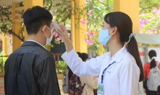 Thầy giáo chăm vợ ở bệnh viện Đà Nẵng về vẫn được cử đi coi thi tốt nghiệp. Ảnh minh họa: Thanh Chung