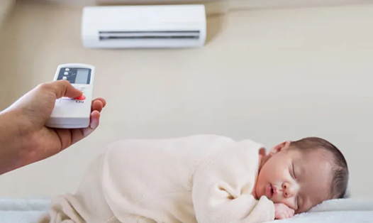Hãy luôn duy trì nhiệt độ điều hòa ổn định trong phòng trẻ nhỏ. Ảnh nguồn: AFP.