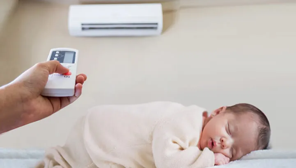 Hãy luôn duy trì nhiệt độ điều hòa ổn định trong phòng trẻ nhỏ. Ảnh nguồn: AFP.