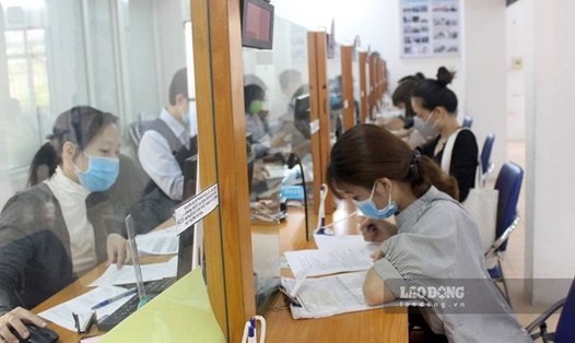 Người lao động nộp hồ sơ hưởng trợ cấp thất nghiệp tại Trung tâm Dịch vụ việc làm Hà Nội. Ảnh: ANH THƯ