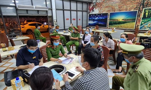 Đoàn kiểm tra liên ngành TP Bắc Ninh lập biên bản về hàng loạt sai phạm tại quán Nhắng nướng Hiền Thiện. Ảnh: Tuệ Minh