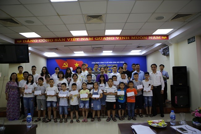 Lãnh đạo Công đoàn Tổng Công ty Hàng hải Việt Nam tặng quà con CBCNV. Ảnh: Nguyễn Phương