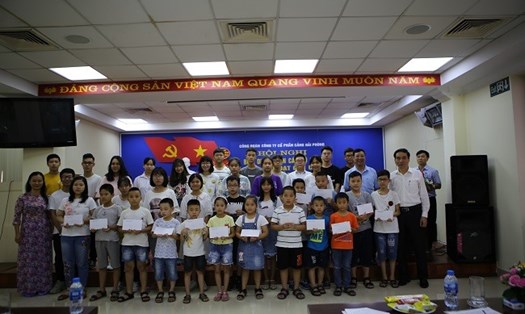 Lãnh đạo Công đoàn Tổng Công ty Hàng hải Việt Nam tặng quà con CBCNV. Ảnh: Nguyễn Phương
