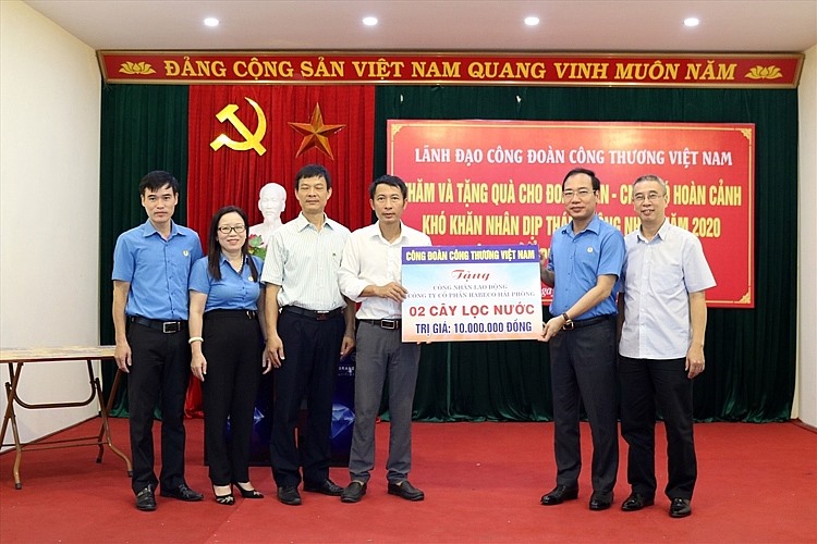 Lãnh đạo Công đoàn Công Thương Việt Nam thăm, tặng quà động viên người lao động nhân dịp Tháng Công nhân năm 2020. Ảnh: CĐCT