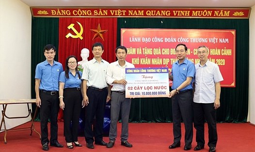 Lãnh đạo Công đoàn Công Thương Việt Nam thăm, tặng quà động viên người lao động nhân dịp Tháng Công nhân năm 2020. Ảnh: CĐCT