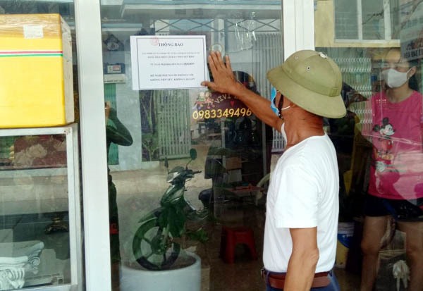 Huyện Vĩnh Tường (tỉnh Vĩnh Phúc) vận động 100% hộ gia đình đang thực hiện cách ly dán thông báo đề nghị không giao dịch, tiếp xúc. Ảnh: Vinhphuc.gov.vn.